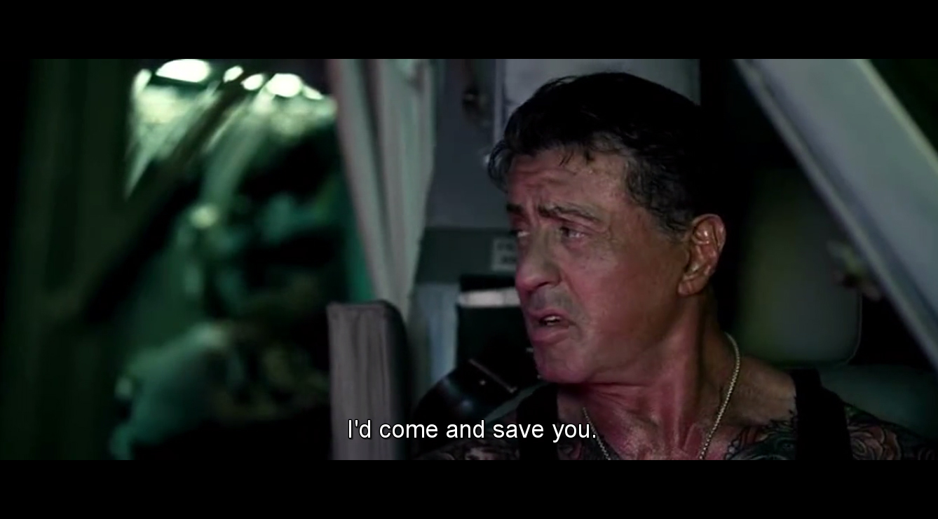 ilustracja przedstawia kadr z filmu Rambo. Na filmie znajdują się napisy z tłumaczeniem.