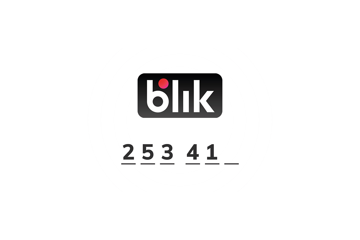 Logo płatności Blik, składające się z prostokąta z zaokrąglonymi rogami, wewnątrz którego znajduje się czarny tło z białą czcionką "blik" i czerwoną kropką nad literą "i". Poniżej logotypu widoczny jest sześciocyfrowy kod płatności "253 41_" z ostatnią cyfrą niekompletną, sugerujący miejsce na wprowadzenie brakującej cyfry. Kod jest przedstawiony na białym tle, cyfry są duże i czytelne. Po prawej stronie kodu widnieje symbol w kształcie strzałki wskazującej w lewo, który zwykle oznacza opcję powrotu do poprzedniego ekranu lub anulowanie operacji.
